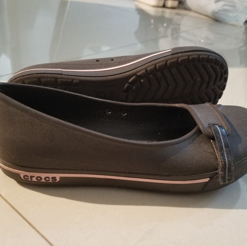 Super comfy flat crocs shoes